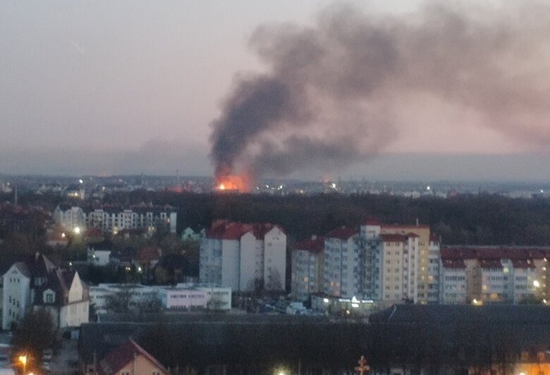 В Калининграде горит заброшенный завод "Цепрусс" (фото, видео, обновлено) - Новости Калининграда | Фото: читатель &quot;Клопс&quot;