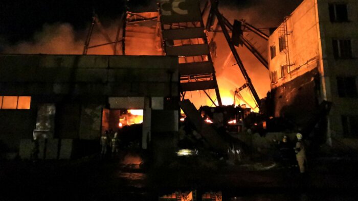 В Калининграде горит заброшенный завод &quot;Цепрусс&quot; (фото, видео, обновлено) - Новости Калининграда | Фото: очевидец