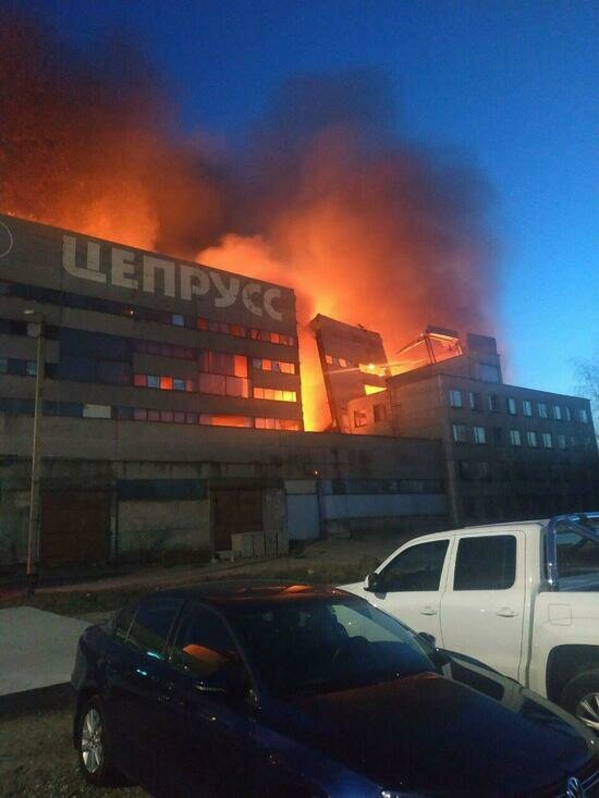 Здание горящего завода &quot;Цепрусс&quot; частично обрушилось | Фото: читатель &quot;Клопс&quot;
