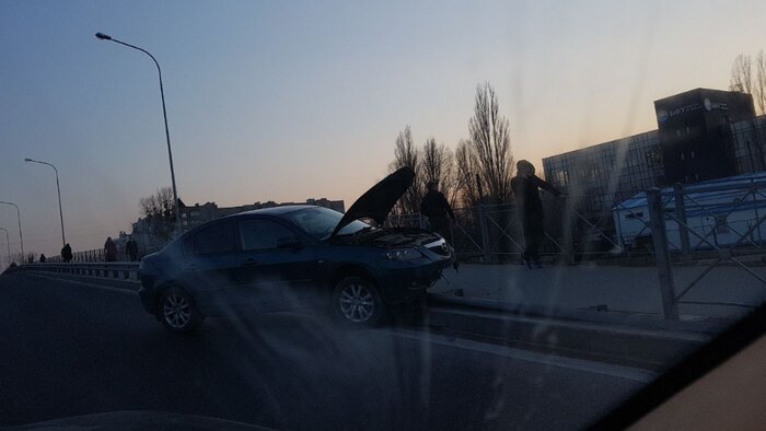 На мосту на ул. Гайдара Mazda вылетела с дороги и врезалась в ограждение (фото) - Новости Калининграда | Фото: читатель &quot;Клопс&quot;