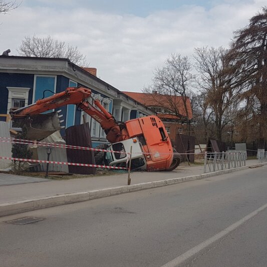 В центре Янтарного экскаватор частично ушёл под землю и завалился на бок (фото) - Новости Калининграда | Фото: очевидец