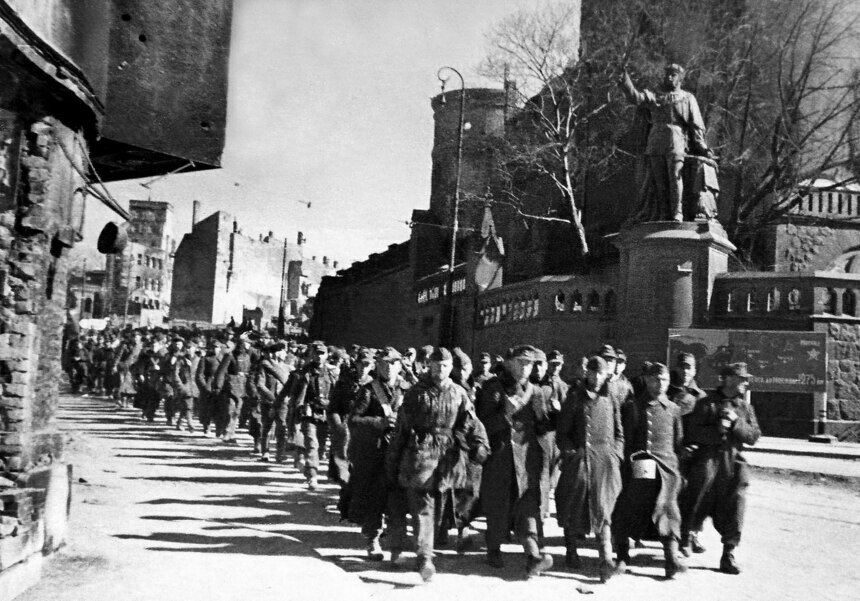 Немецкие пленные возле Кёнинсбергского замка | Фото: Государственный архив Калининградской области 