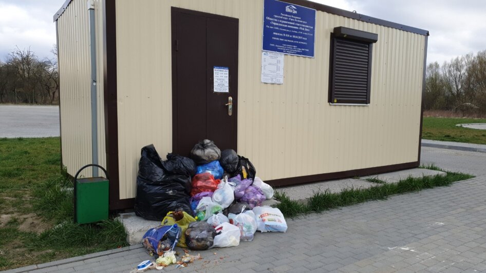На ул. Орудийной жители завалили мешками с мусором двери управляющей компании (фото) - Новости Калининграда | Фото: читатель &quot;Клопс&quot;
