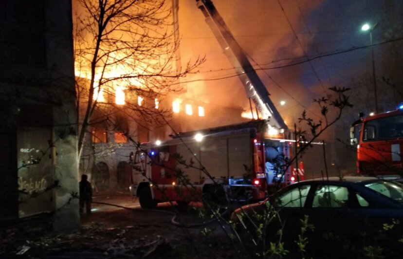В Калининграде загорелось заброшенное здание (фото, видео) - Новости Калининграда | Фото: очевидец