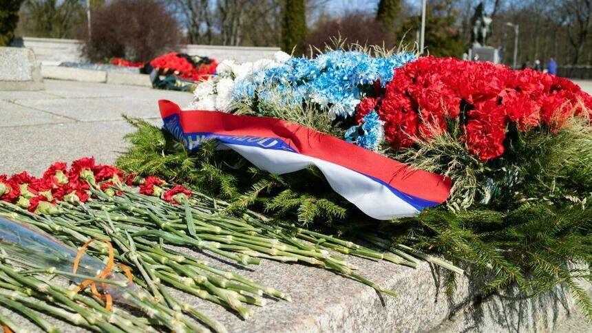 Неманские ветераны возложили венки к памятнику 1200 гвардейцам в Калининграде - Новости Калининграда
