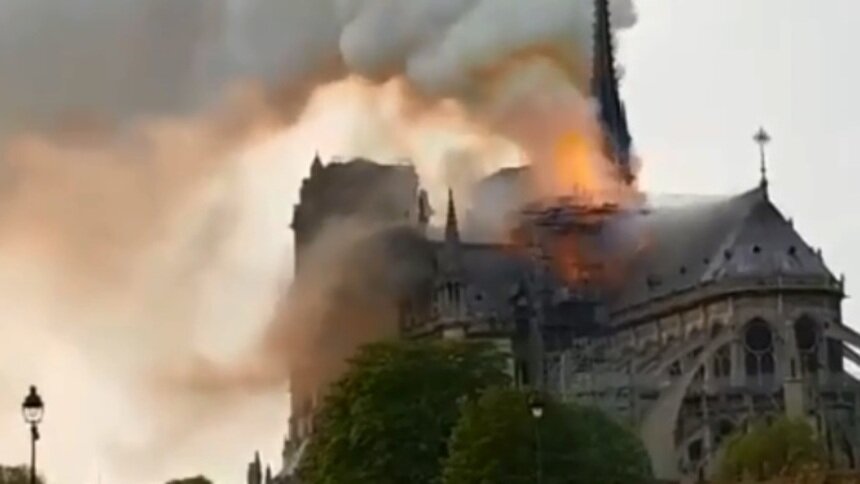 Во Франции загорелся собор Парижской Богоматери (обновлено) - Новости Калининграда | Фото: Кадр видеозаписи 