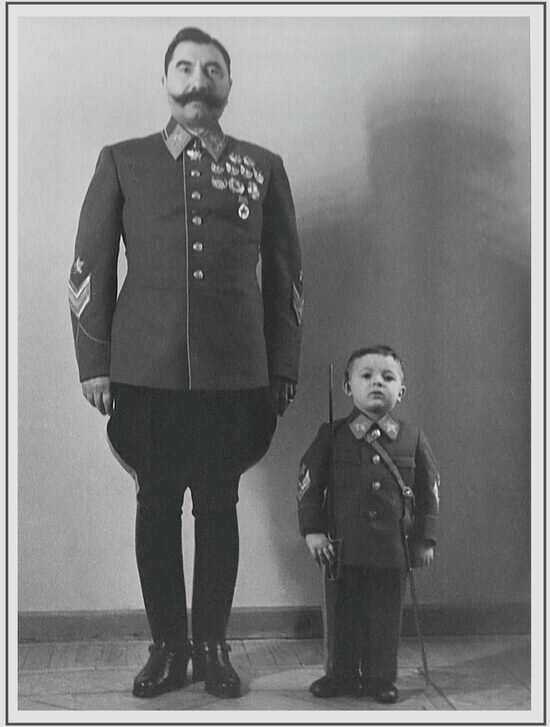 Будённый с сыном Сергеем, который также стал офицером. | Фото: Минобороны