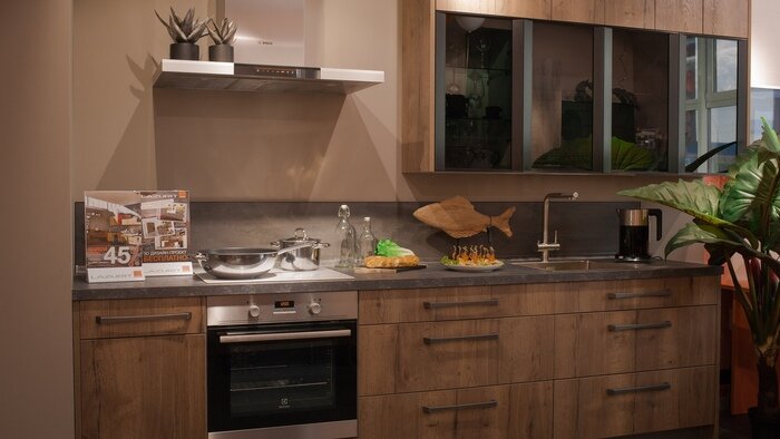 Современные тенденции в интерьере кухни — простота форм, акцент на материалы и детали.