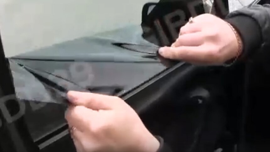 В Калининграде инспекторы ГИБДД  заставили водителей снимать тонировку со стёкол (видео) - Новости Калининграда | Кадр видеозаписи