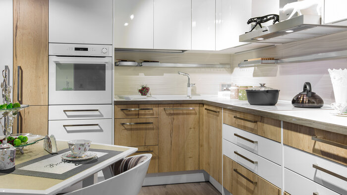 Сочетание идеального белоснежного глянца и объёмных деревянных фасадов создаст на кухне неповторимое ощущение лёгкости и лоска.