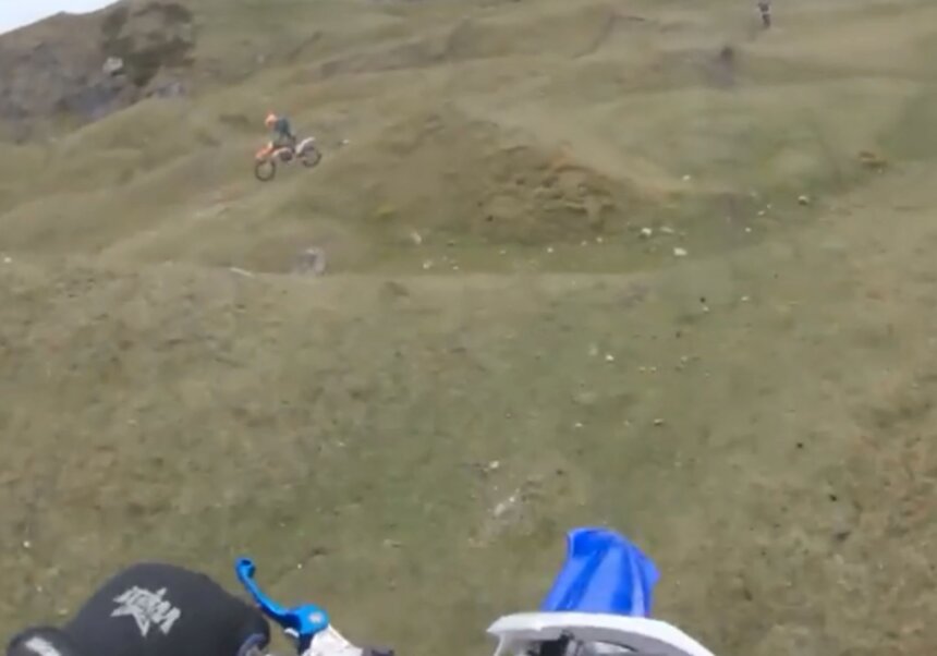 В Великобритании мотоциклист снял на видео своё падение со скалы высотой 15 метров - Новости Калининграда | Кадр из видеозаписи