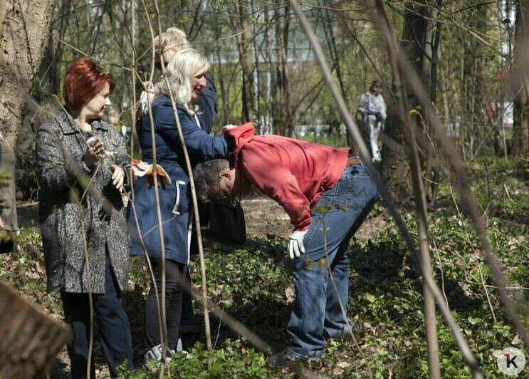 В Калининграде на субботнике привели в порядок историческое кладбище на Гагарина (фоторепортаж) - Новости Калининграда | Фото: Виктор Буздин