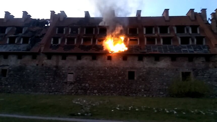 В Багратионовске пламя охватило замок Прейсиш-Эйлау (фото, видео) - Новости Калининграда | Изображение: кадр из видео