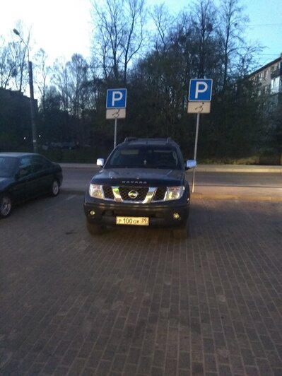 "Водитель, ты судак": в Калининграде Nissan занял два парковочных места для инвалидов - Новости Калининграда | Фото: очевидец