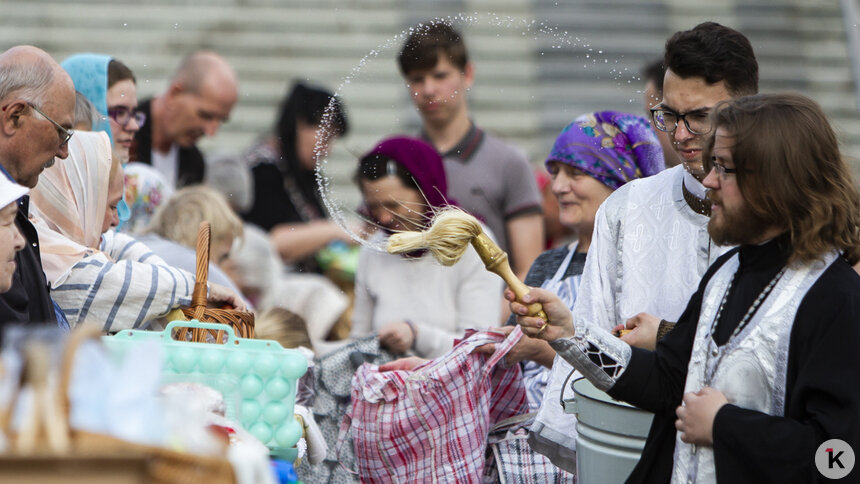 Пасха в Калининграде: верующие освятили куличи и крашеные яйца (фоторепортаж) - Новости Калининграда | Фото: Александр Подгорчук
