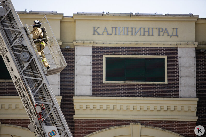 В мэрии Калининграда прошли учения МЧС по тушению пожара и экстренной эвакуации (фоторепортаж) - Новости Калининграда