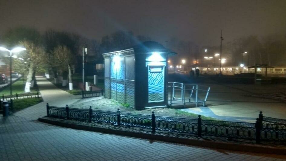В Зеленоградске на общественные туалеты установили подсветку (фото) - Новости Калининграда | Фото: газета &quot;Волна&quot; / Facebook