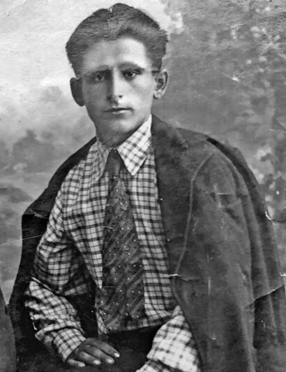 Расторгуев Василий Владимирович (1924 г.р.) Забрали на фронт в 1943 году, в этом же году погиб в Днепропетровской области