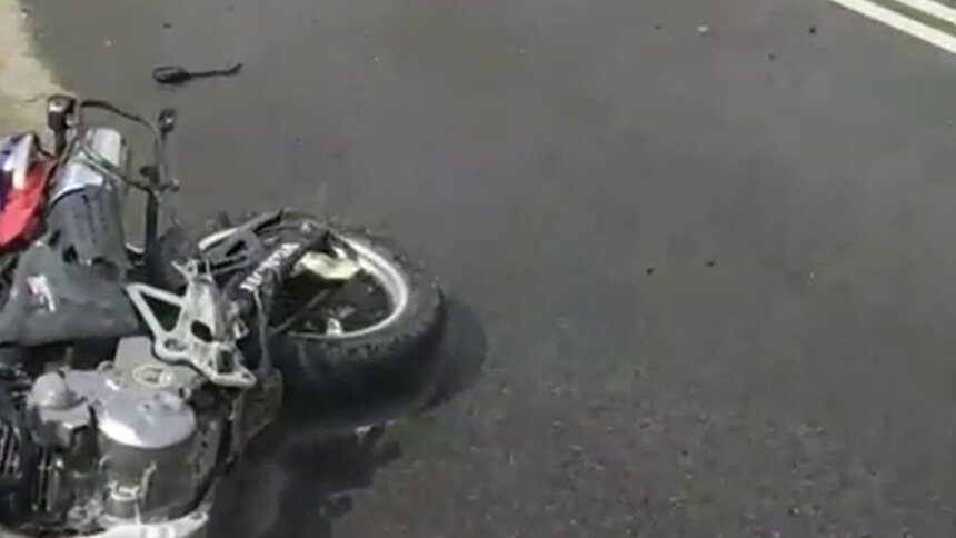 Под Гвардейском мотоцикл врезался в бетонное ограждение, водитель погиб (видео) - Новости Калининграда | Изображение: кадр из видео