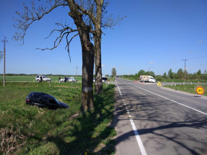В Неманском районе BMW столкнулся с Hyundai, наехал на дерево и опрокинулся в кювет - Новости Калининграда | Фото: пресс-служба УМВД России по Калининградской области