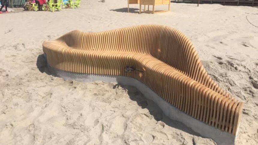 На пляже Янтарного появилась скамейка в виде волны (фото) - Новости Калининграда | Фото: Алексей Заливатский / Facebook