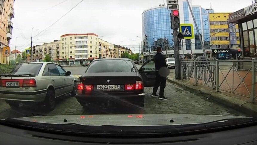 Пассажир BMW справил нужду у светофора в центре Калининграда (видео) - Новости Калининграда | Фото: кадр видеозаписи