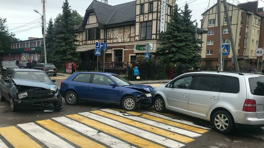 На пешеходном переходе в Чкаловске столкнулись три легковушки (фото) - Новости Калининграда | Фото очевидца