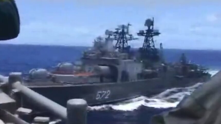 В Тихом океане опасно сблизились российский эсминец и американский ракетный крейсер (видео) - Новости Калининграда | Фото: кадр видеозаписи