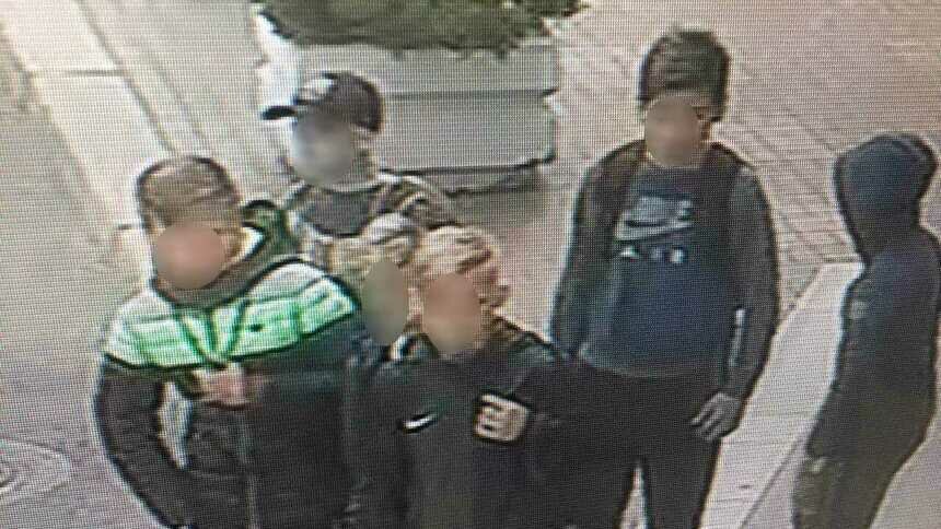 В Калининграде подростки вытащили из рюкзака 11-летнего мальчика деньги и наушники AirPods (фото, видео) - Новости Калининграда | Фото с камер наблюдения