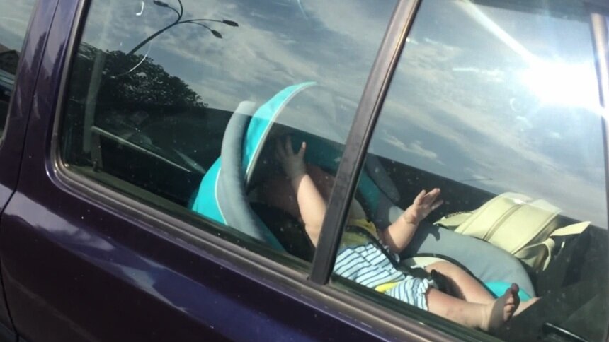 На парковке у &quot;Виктории&quot; на Острове мужчина закрыл ребёнка в машине на жаре - Новости Калининграда | Фото: очевидец