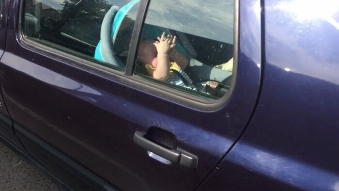 На парковке у &quot;Виктории&quot; на Острове мужчина закрыл ребёнка в машине на жаре - Новости Калининграда | Фото: очевидец