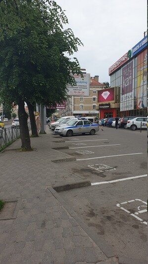 Авторазбор "Клопс": в центре Калининграда полицейские припарковались на местах для инвалидов - Новости Калининграда | Фото: читатель &quot;Клопс&quot;