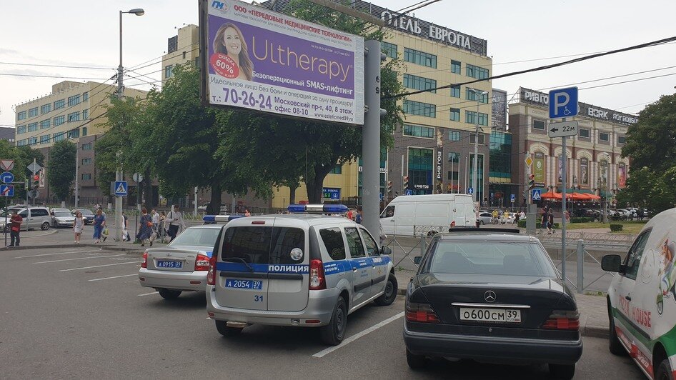 Авторазбор "Клопс": в центре Калининграда полицейские припарковались на местах для инвалидов - Новости Калининграда | Фото: читатель &quot;Клопс&quot;