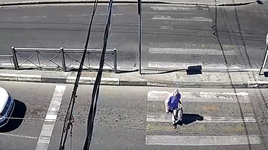 ДТП на ул. Горького в Калининграде, где Honda сбила 70-летнюю пенсионерку, попало на видео - Новости Калининграда | Фото: кадр видеозаписи