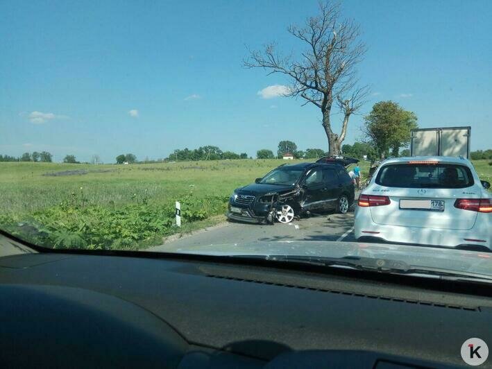 В Зеленоградском районе Hyundai врезался в легковушку и перевернулся, собирается пробка (фото) - Новости Калининграда | Фото очевидца