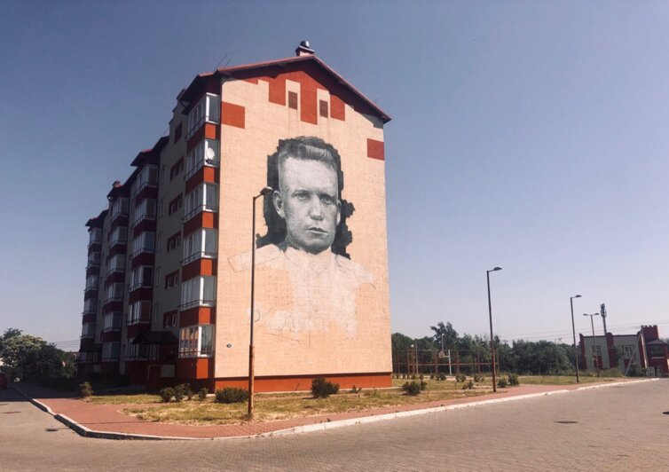 На здании в Мамоново появился 17-метровый портрет Героя Советского Союза Николая Мамонова - Новости Калининграда | Фото: Виктор Романов