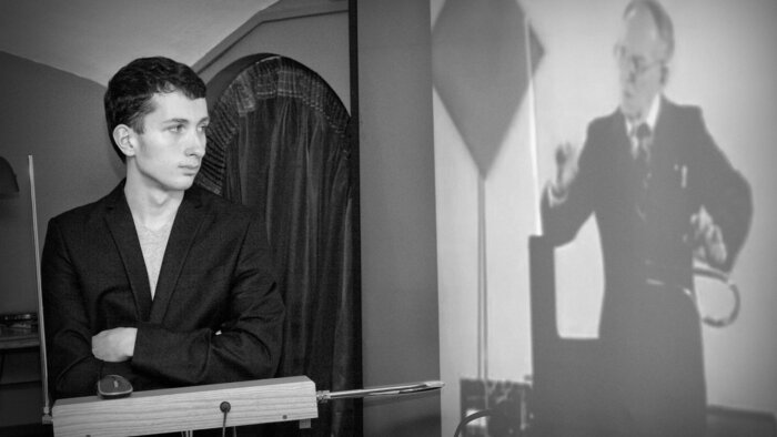 Пётр Термен. На экране — Лев Термен, изобретатель терменвокса | Фото: личный архив музыканта