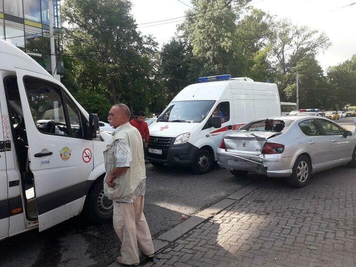 Возле ТЦ "Эпицентр" маршрутка столкнулась с Peugeot, есть пострадавшие (фото) - Новости Калининграда | Фото: Ольга Запивалова / &quot;Клопс&quot;