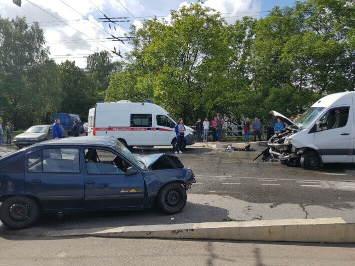 Очевидцы: на реверсивном мосту на Киевской лоб в лоб столкнулись Opel и маршрутка, есть пострадавшие (фото) - Новости Калининграда | Фото: очевидец