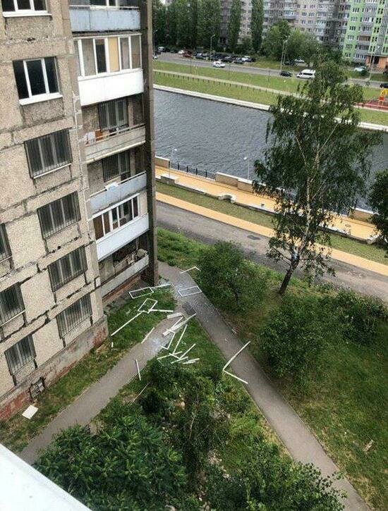 С восьмого этажа аварийного дома на Московском проспекте рухнуло балконное остекление - Новости Калининграда | Фото: очевидец