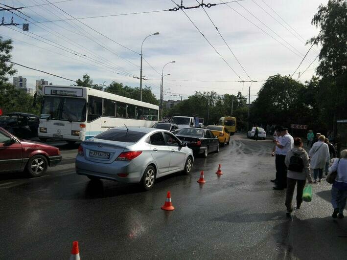 Очевидцы: на реверсивном мосту на Киевской лоб в лоб столкнулись Opel и маршрутка, есть пострадавшие (фото) - Новости Калининграда | Фото: очевидец