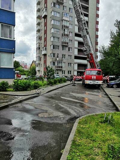 На Судостроительной загорелась жилая многоэтажка (фото, видео, обновлено) - Новости Калининграда | Фото очевидцев