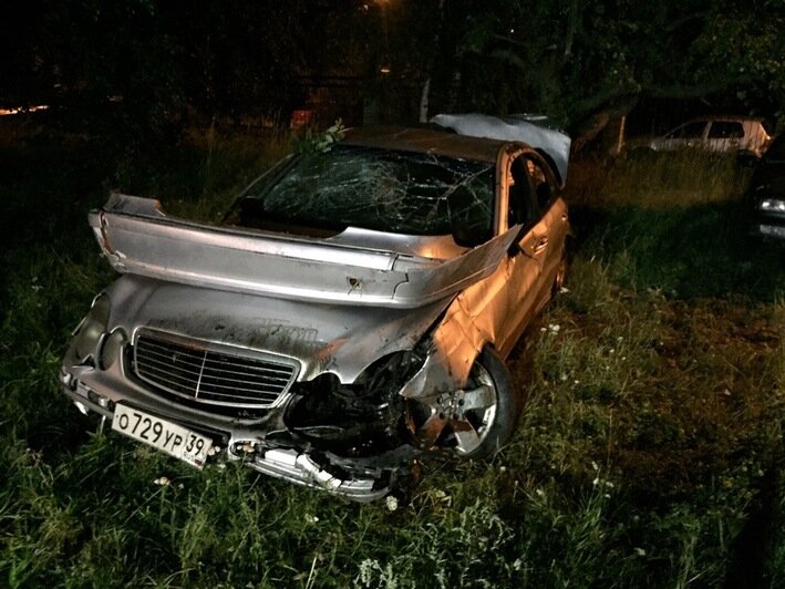 На балтийском шоссе Mercedes вылетел с дороги, водитель погиб (фото, обновлено) - Новости Калининграда | Фото очевидцев