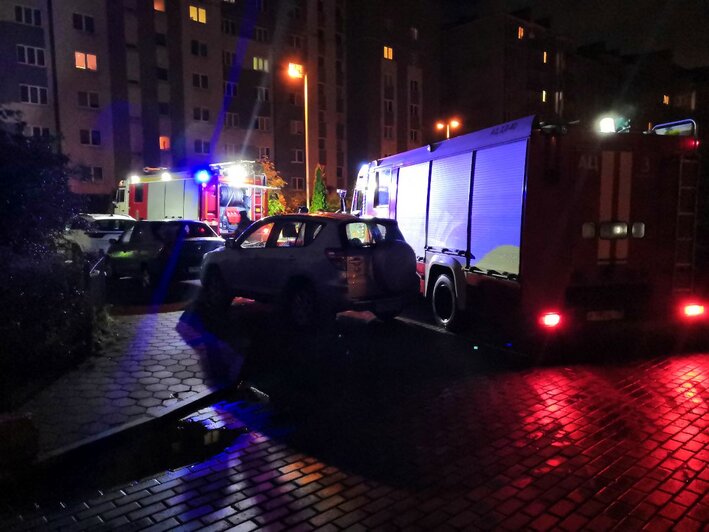 В Калининграде жильцов многоэтажки эвакуировали после того, как их сосед поджёг квартиру - Новости Калининграда | Фото: очевидец