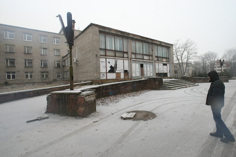 В Калининграде сносят здание бывшей медсанчасти №1 на ул. Донского (фото) - Новости Калининграда | 2008 год. Фото: Виктор Гусейнов