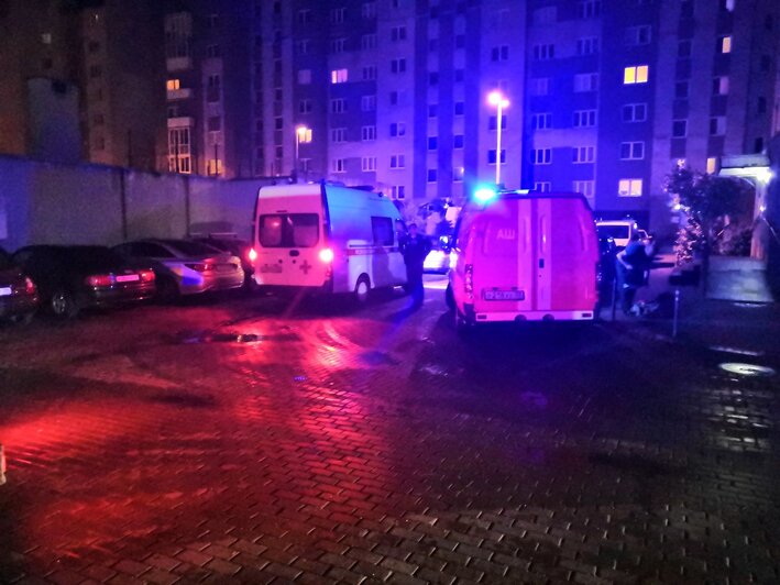В Калининграде жильцов многоэтажки эвакуировали после того, как их сосед поджёг квартиру - Новости Калининграда | Фото: очевидец