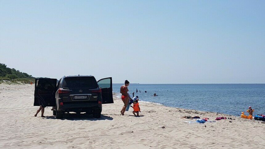 Очевидцы: под Балтийском автомобилист припарковал Lexus посреди пляжа (фото) - Новости Калининграда | Фото очевидца