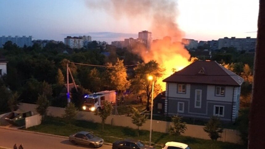 На ул. Громовой в Калининграде загорелся дачный дом (фото, видео) - Новости Калининграда | Фото очевидца