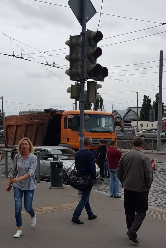 Из-за аварии с участием MAN и Nissan затруднено движение возле Южного вокзала   - Новости Калининграда | Фото: читатель &quot;Клопс&quot;
