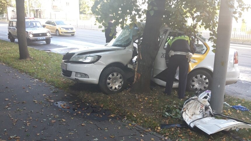 Источник: погибший в аварии на ул. Невского таксист был пьян - Новости Калининграда | Фото: очевидец